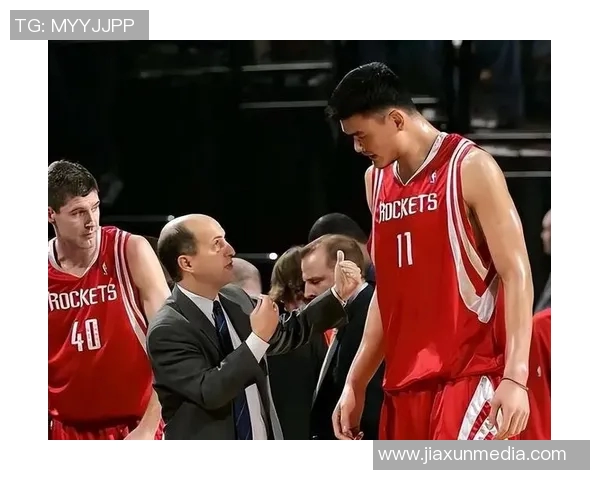 姚明是否会在今晚的比赛中登场成为球迷热议的话题