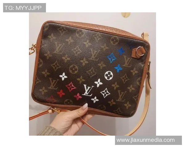 奢华与运动完美结合LV足球明星洗漱包让你时尚出行无忧 奢华与运动完美结合LV足球明星洗漱包让你时尚出行无忧