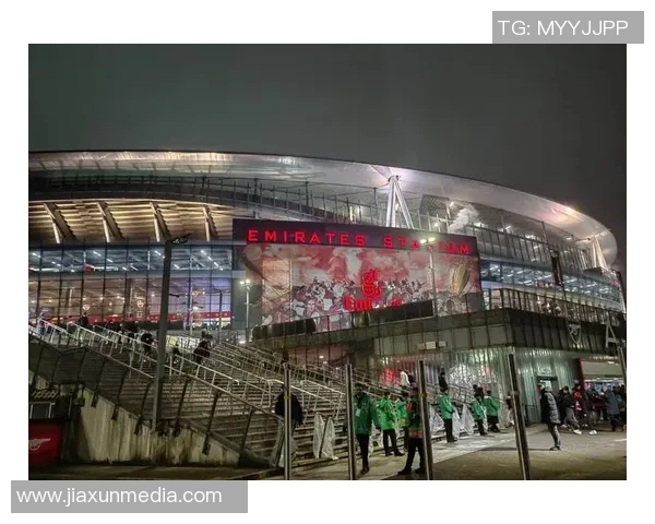 足球明星在KTV激情演唱引发粉丝热潮现场气氛火爆尽显球场之外的魅力与才华