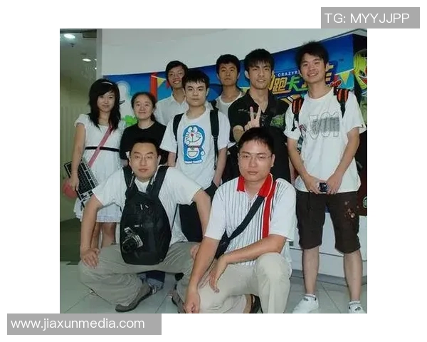 足球明星齐聚一堂合影留念精彩瞬间尽在镜头之中