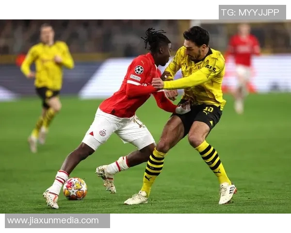 足球明星用足球反击对手瞬间集锦展现球场智慧与风采 足球明星用足球反击对手瞬间集锦展现球场智慧与风采