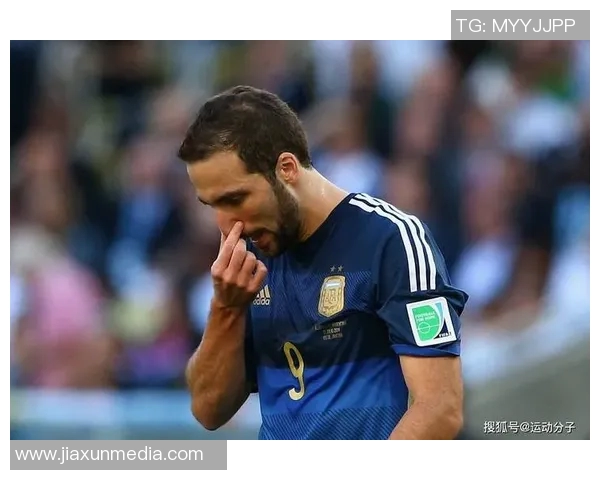 足球明星纳拉尔多的身高揭秘他在绿茵场上的优势与影响力分析 足球明星纳拉尔多的身高揭秘他在绿茵场上的优势与影响力分析