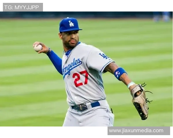 足球明星的双重魅力:球衣与西服的时尚碰撞与风格展示 足球明星的双重魅力:球衣与西服的时尚碰撞与风格展示