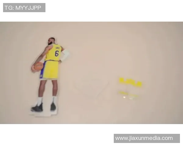 立牌篮球明星闪耀赛场展现风采引领球迷热潮与激情